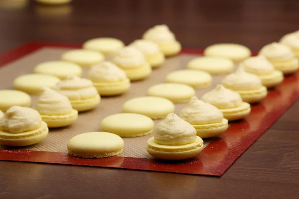 acıbadem kurabiyesi yarım krem ile kaplı