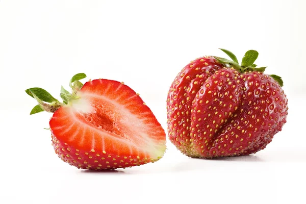 Fresas frescas sobre un fondo blanco — Foto de Stock