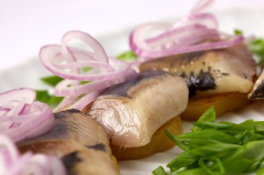 soğan ve patates ile ringa balığı