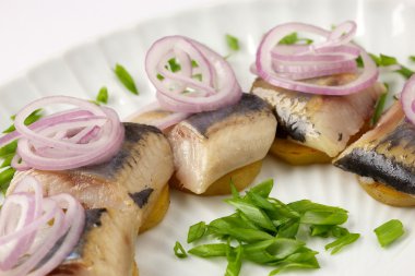 soğan ve patates ile ringa balığı