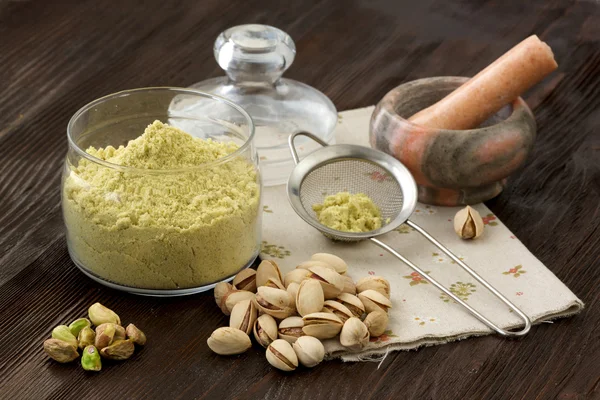 Farina di pistacchio in vaso e noci — Foto Stock