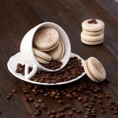 kahve macarons ahşap arka plan üzerinde