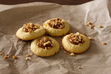 Bisküvi tuzlu karamel ve fıstık ile