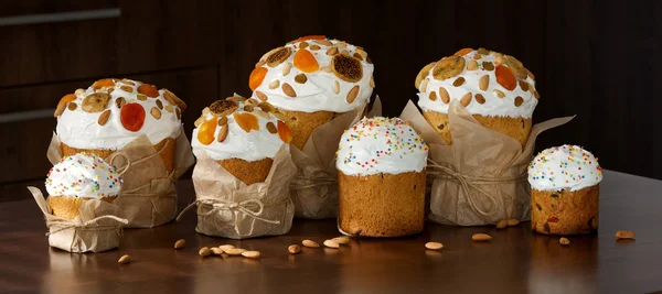 Kurutulmuş meyve ve fındık ile grup Paskalya kek