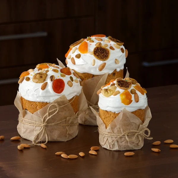 Kurutulmuş meyve ve fındık ile üç Paskalya kek