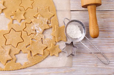 Kesme gingerbread çerezleri ve araçlar. Üstten Görünüm.