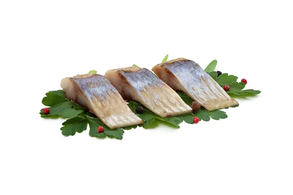 Maydanoz yaprakları ve yenibahar ile ringa balığı filetosu üç dilim