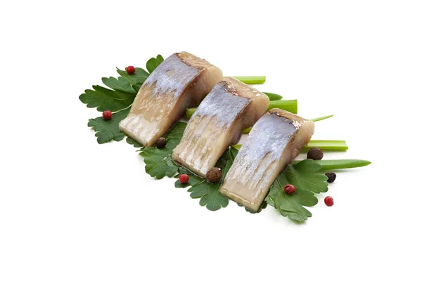 Dilimlenmiş izole otlar ile ringa balığı filetosu.