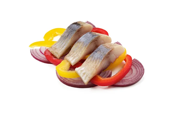 Ringa balığı filetosu sebze ile dilimlenmiş.