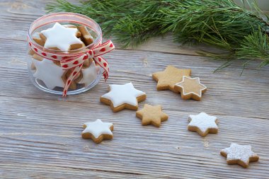 Zencefilli kurabiye kavanoza bir Noel yıldızı şeklinde