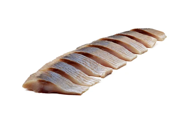 Beyaz arka plan üzerinde parçalar halinde kesilmiş ringa balığı filetosu 