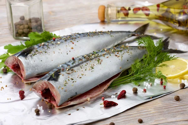 Folyo bitkisel yağ ve baharat ile taze uskumru