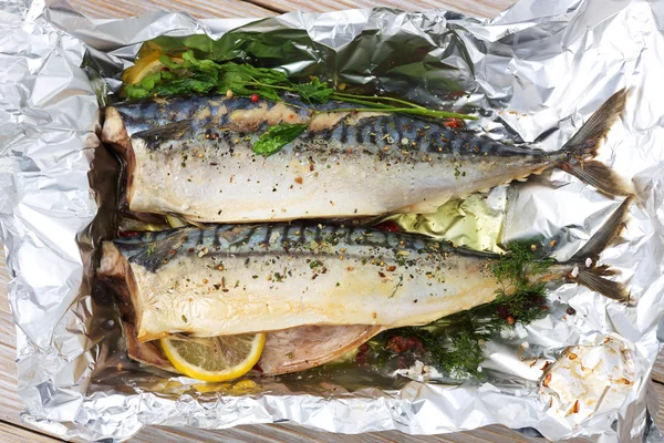 Folyo bitkisel yağ ve baharat ile fırında uskumru.