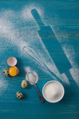 Mavi arka plan ve ona pişirme için bazı maddeler. 
