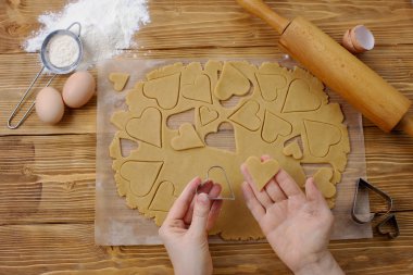 Araçlar ve kalp kurabiye yapma süreci