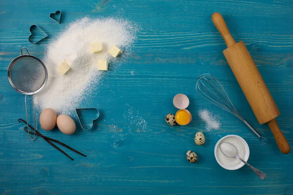 Malzemeler ve araçlar kalp Kurabiye Pişirme için