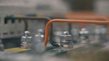 Fabrika elektriküreticisi mühendisler bir pnömatik tornavida ile kablo içinde yükleme iş yerinde sigorta kutusuna elekterik kutu kontrol kabininde somun sıkın. Elektrik Güç Beslemelerini İncele.