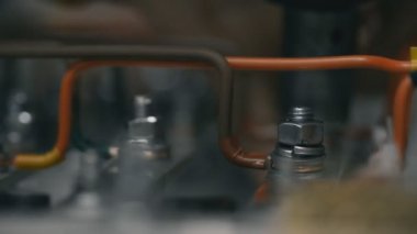 Fabrika elektriküreticisi mühendisler iş yerinde bir pnömatik tornavida ile kablo yükleme sigorta kutusuna elekterik kutu kontrol kabininde somun sıkın. Elektrik Güç Beslemelerini İncele.
