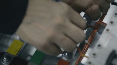 Fabrika elektriküreticisi mühendisler iş yerinde kablo el yükleme sigorta kutusuna elekterik kutu kontrol kabininde somun üst görünümü sıkın. Elektrik Güç Beslemelerini İncele.