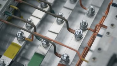 Fabrika elektriküreticisi mühendisler iş yerinde bir pnömatik tornavida ile kablo yükleme sigorta kutusuna elekterik kutu kontrol kabininde somun sıkın. Elektrik Güç Beslemelerini İncele.