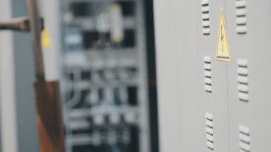 Transformatör kutusu ve elektrik kontrol kabin kablolarının sigorta kutusuna montajı. sokakta Elektrik Güç Beslemeleri