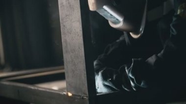Metal endüstrisinde kaynak. Güzel çekim kaynak metal koruyucu maske ile bir fabrika işçisi kaynak
