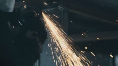 dinamik video Bileşik Metal Açı Öğütücü Makinesi ile metal ve çeliğin kesilmesi üzerinde çalışan endüstriyel mühendis