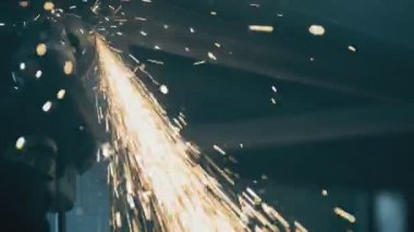 Endüstriyel mühendis bileşik Metal Angle Grinder Machine ile bir metal ve çelik kesme üzerinde çalışıyor. elektrikli testere