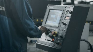 operatör kıvılcım ile düz sac çelik malzeme güçlü Endüstriyel lazer veya plazma kesme işleme üretim teknolojisi programı ayarlar