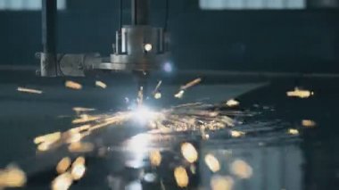 Endüstriyel lazer, düz metal levha ve kıvılcımlar üreten üretim teknolojisini kesiyor.