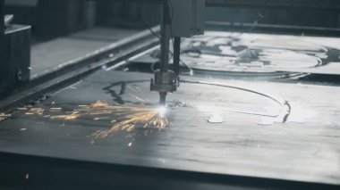 Endüstriyel lazer plazma kesme metal çelik malzeme kıvılcım ile