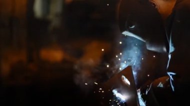 pipes.a çok parlak kıvılcımlar, duman ve hafif Bankası bağlama kaynak mühendisi kaynak kadar kapatın. İnşaat ve imalat
