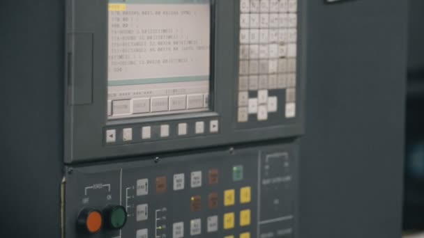 Professionele industriële ingenieur machine instellingen CNC ponsmachine — Stockvideo