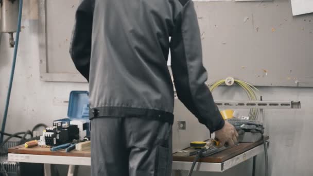 Fabrika erkek teknisyen elektrik çelik dolap kurmak elektrik santralleri tüm bileşenleri. — Stok video