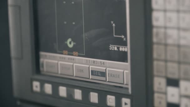 professionnel ingénieur industriel programmeur moderne réglage de la machine CNC poinçonneuse 