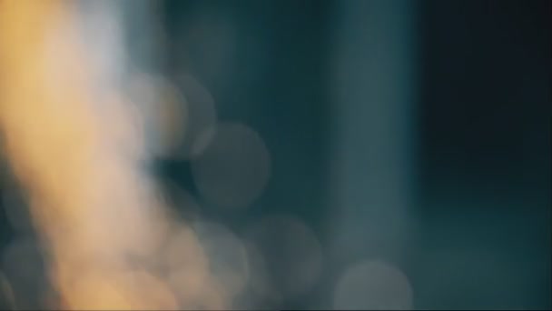 vidéo de fond pour déclencher des lumières colorées affichage Construction métallique de meulage ouvrier avec une scie circulaire utting un métal et de l'acier avec composé Machine de meuleuse d'angle en métal .