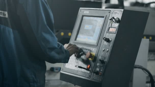 Operator ustawia program potężnego przemysłowego przetwarzania laserowego lub plazmowego obróbki skrawaniem z materiału płaskiego blachy stalowej z iskrami — Wideo stockowe