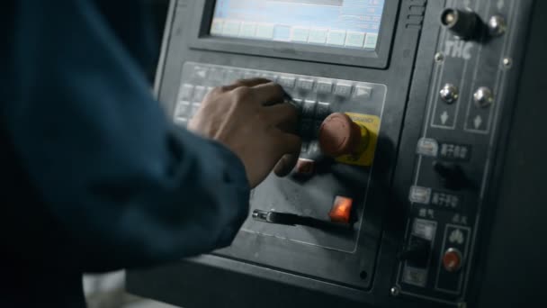 L'operatore imposta la tecnologia di produzione del programma di lamiera piatta materiale in acciaio. elettricista controllare la macchina — Video Stock