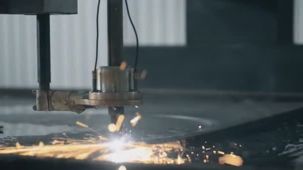 Belle technologie de fabrication industrielle de traitement d'angle de découpe au plasma laser de matériaux plats en tôle d'acier avec étincelles 