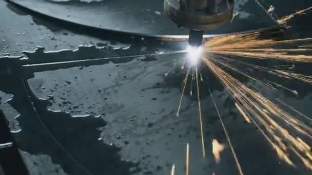 Snabb industriell laser plasmaskärning bearbetning tillverkning teknik av platta plåt stål material med gnistor. — Stockvideo
