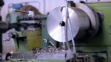 Frezeleme makine operatörünün makine inşaat başlangıcı için hazırlar. metal talaş Temizleme