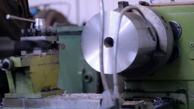 Frezeleme makine operatörünün makine inşaat başlangıcı için hazırlar. Yedek bıçak kesici kafa.