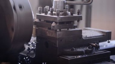 Freze makinesi metal talaşı katmanları ile iş parçası keser. İş boyuna makine fabrika üretim