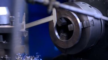 Teknik Şef mekanik Müfettiş el öğesi freze tezgahı üzerinde denetler ölçmek için aracı