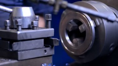 Teknik mekaniği ve Baş Müfettiş freze araba ya da sadece bir uzman madde oluşturulmasını denetler