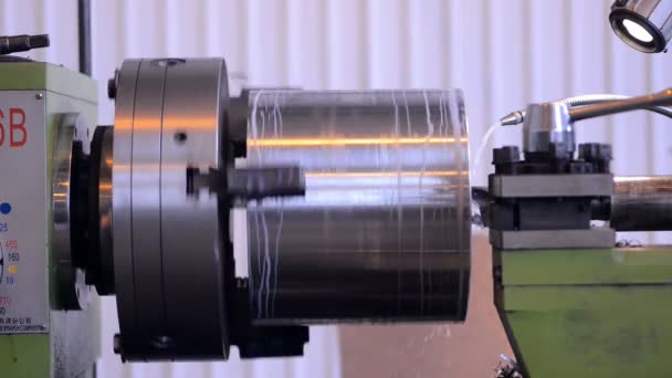Sebuah mesin penggilingan bengkel pabrik yang bekerja membuat beberapa pada khusus baja — Stok Video