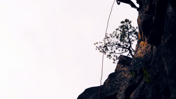 Descida para baixo perigo ou rota normal, o conquistador de vértices. alpinista — Vídeo de Stock