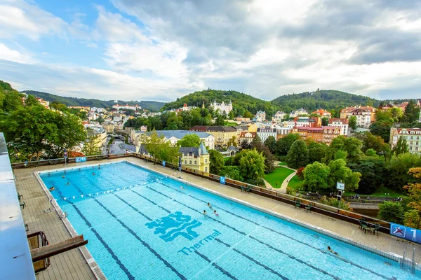 Karlovy Vary, República Checa - 13 de septiembre de 2013: Encuesta sobre natación al aire libre en el Thermal Hotel — Foto de Stock