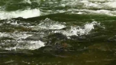 Bir dağ nehir üzerinde yuvarlanan su sıçramalarına