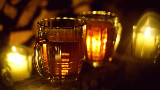 Gouden bier gegoten in een glas, het festival Oktoberfest — Stockvideo